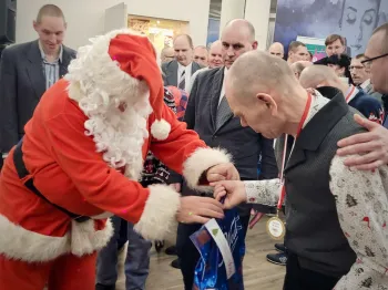 Mikołaj wręczający paczki mieszkańcom DPS'u w Rąbieniu
